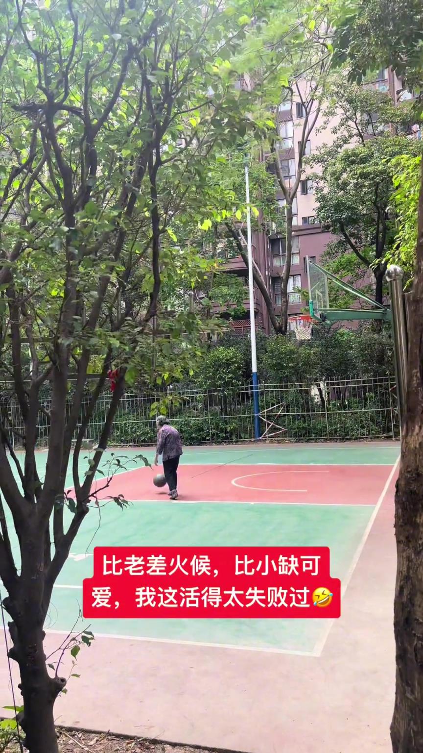 這阿婆單手一投一個準(zhǔn)，姜還是老的辣