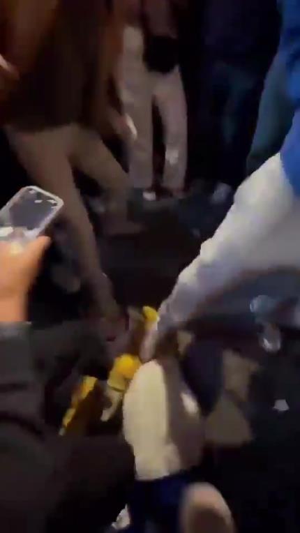 驚！尼克斯大勝步行者后，哈利伯頓遭主場球迷群毆