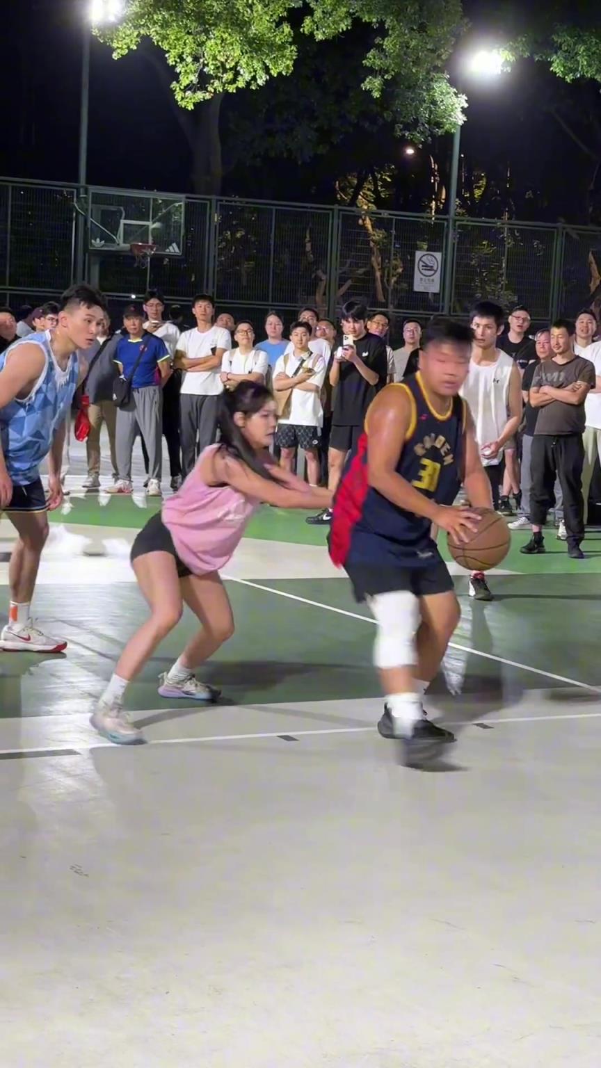 這哥們看見防自己的是女生，一個(gè)勁背打，球也不傳了